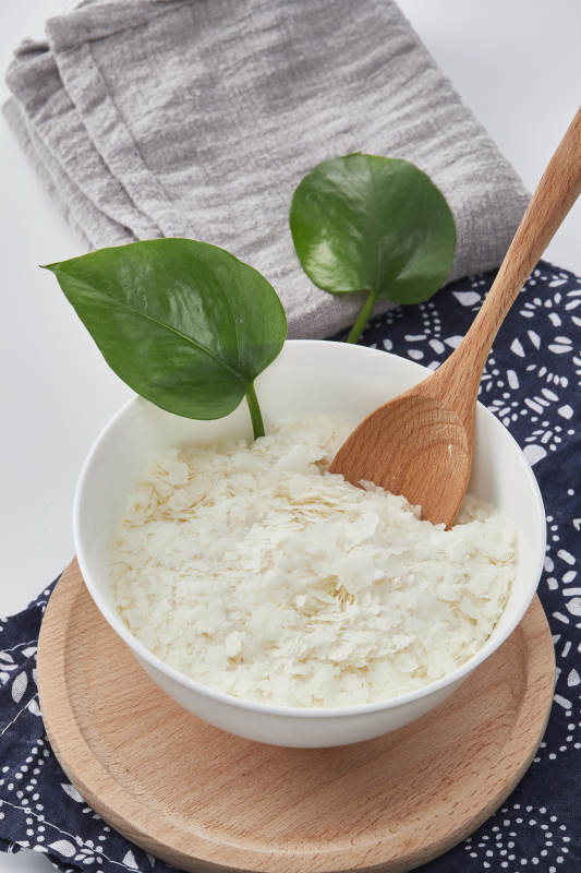 白色背景上的速食土豆泥顆粒