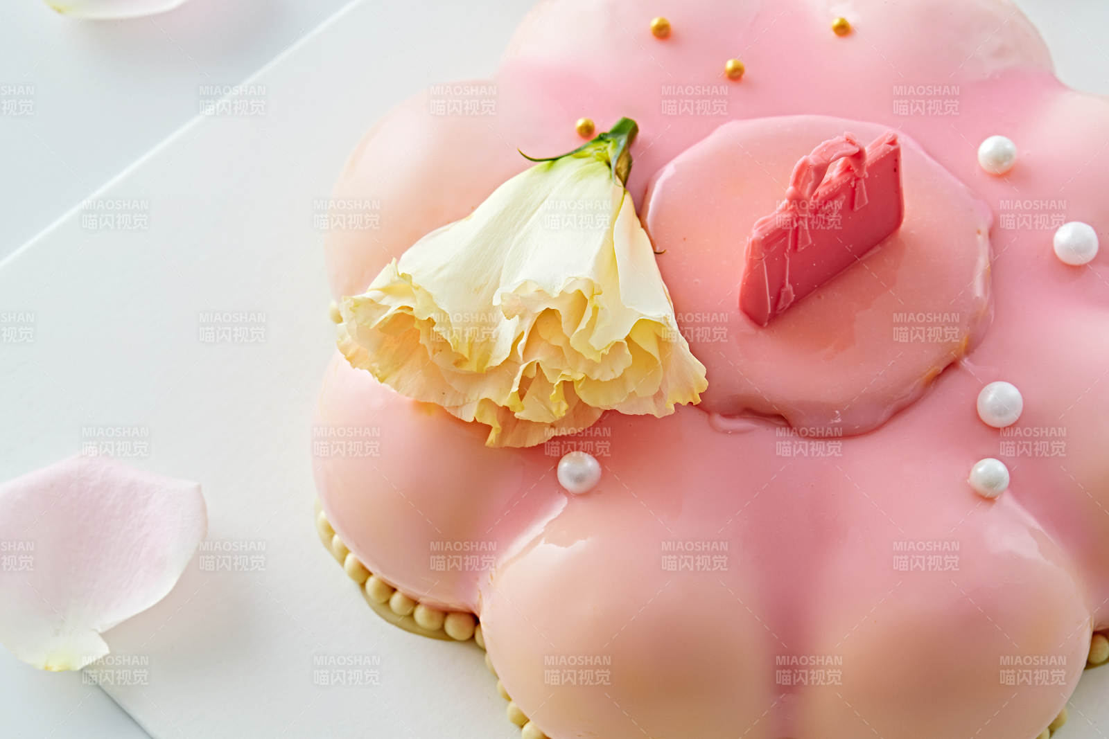 玫瑰初吻蓝莓夹心鲜奶蛋糕