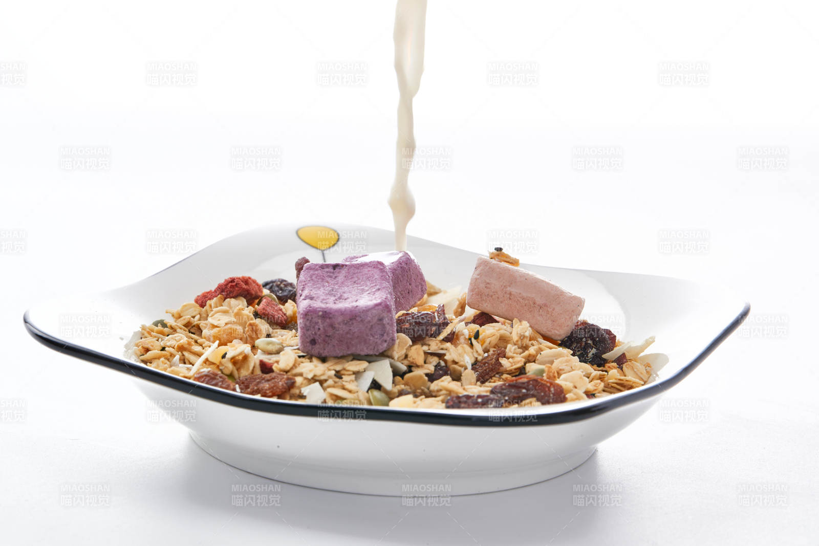 美味健康的營養(yǎng)早餐堅果混合烤燕麥