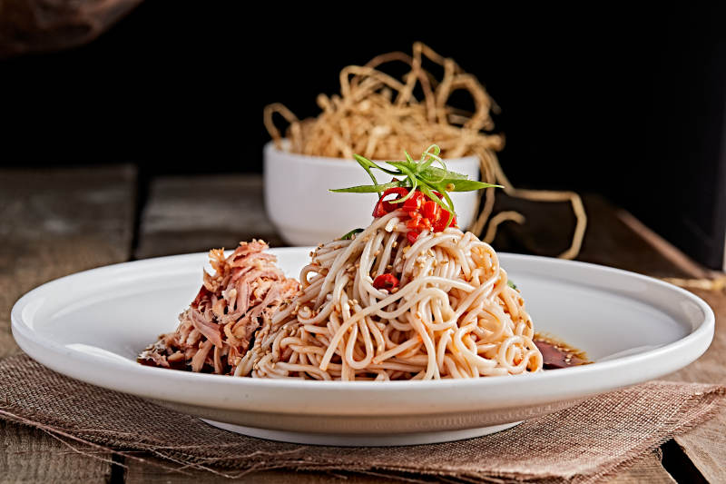 白色瓷盤裝紅油雞絲冷面