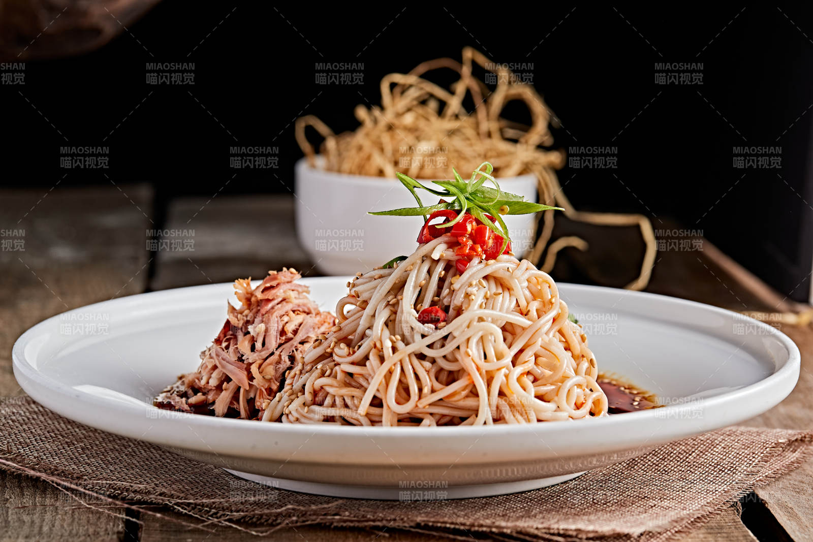 白色瓷盤裝紅油雞絲冷面