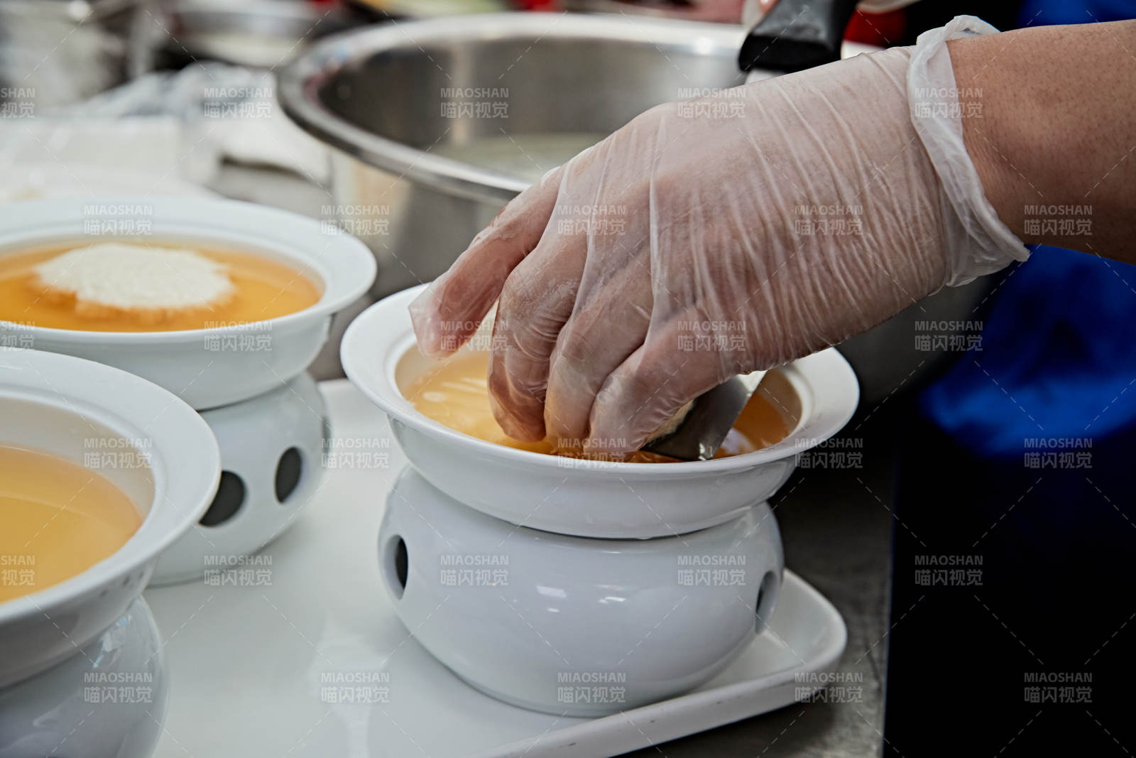 人與食物緊張忙碌的中餐廚房