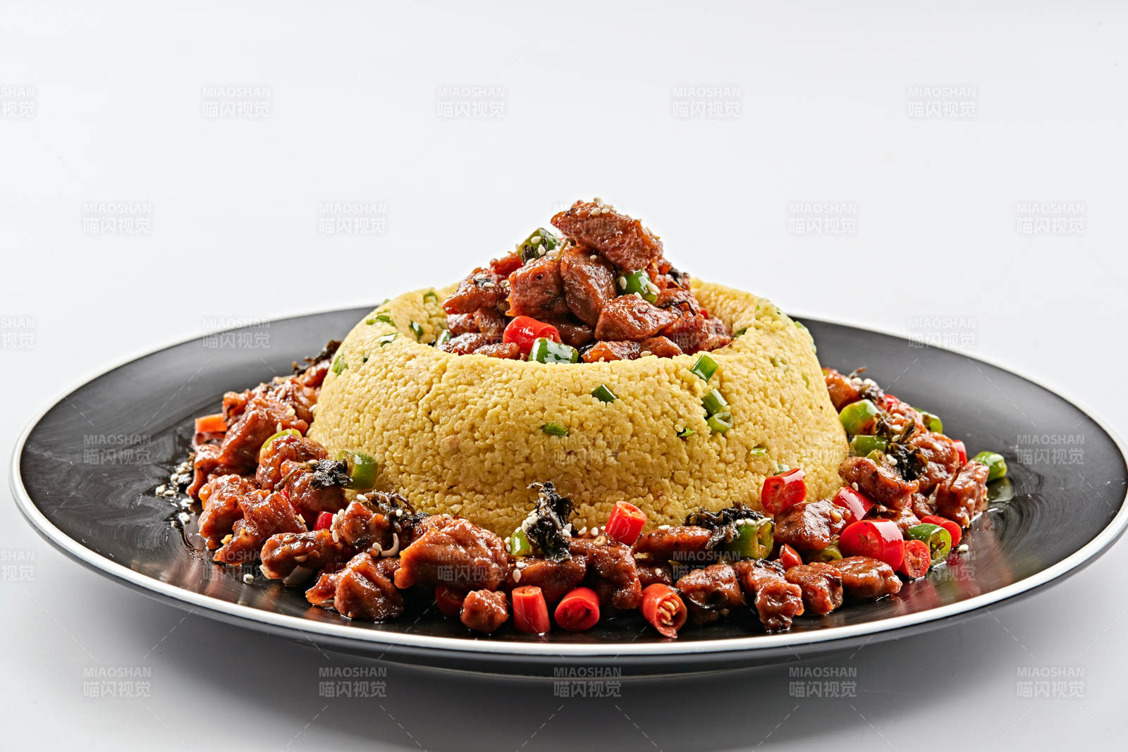 黑色磁盘装的金米辣味飘香牛仔粒