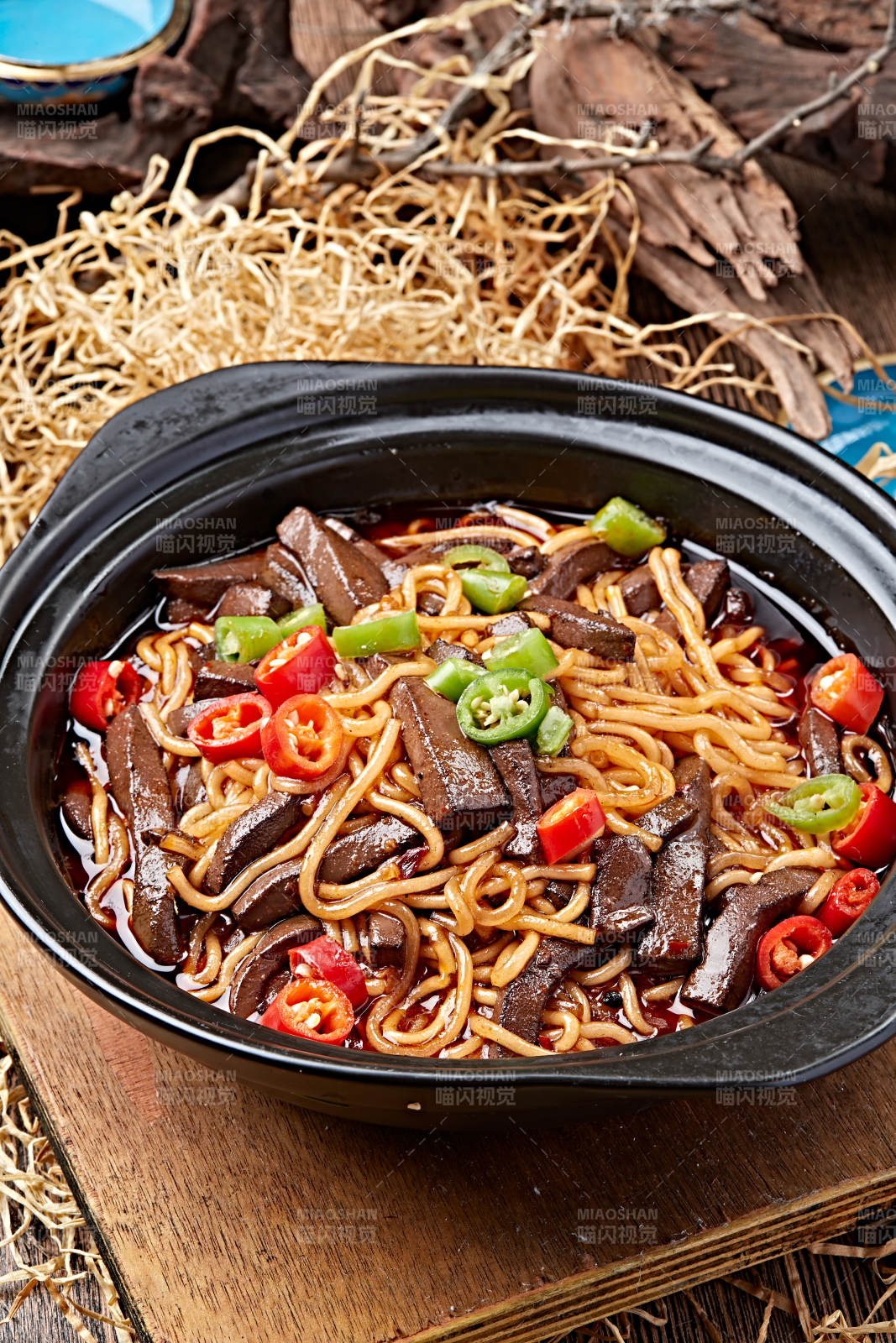 传统小吃鸭血粉丝煲