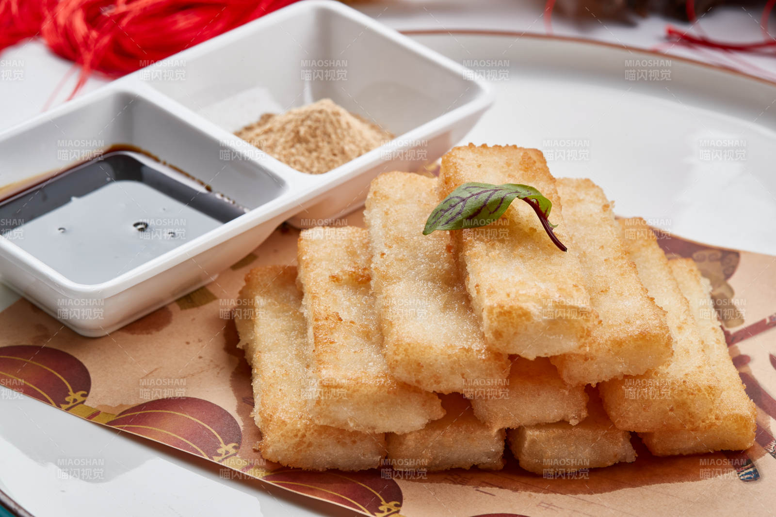 白色瓷盤裝的的油炸酸奶糕