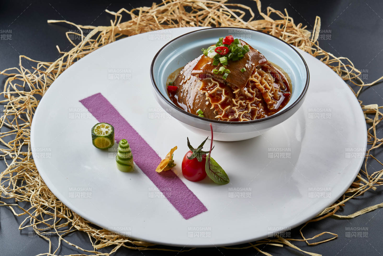黑色背景上的瓷餐具装的川味夫妻肺片