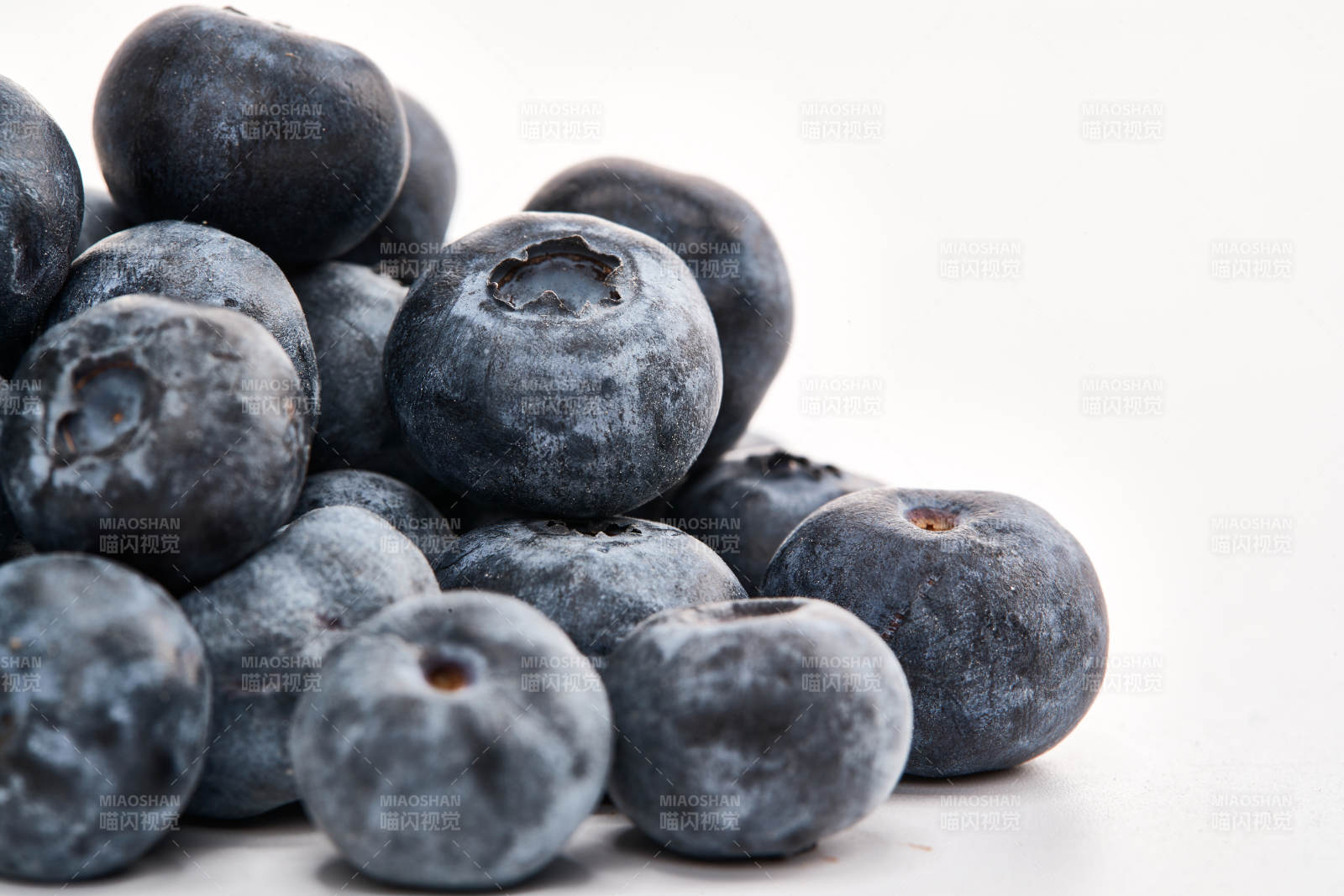 白色背景上摆放的水润新鲜蓝莓果