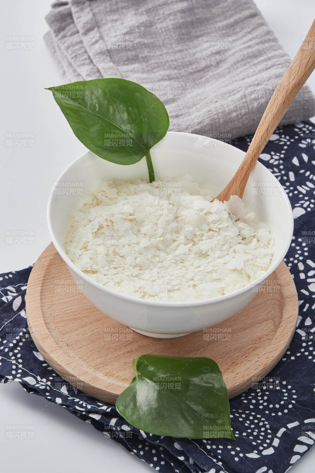 白色背景上的速食土豆泥顆粒