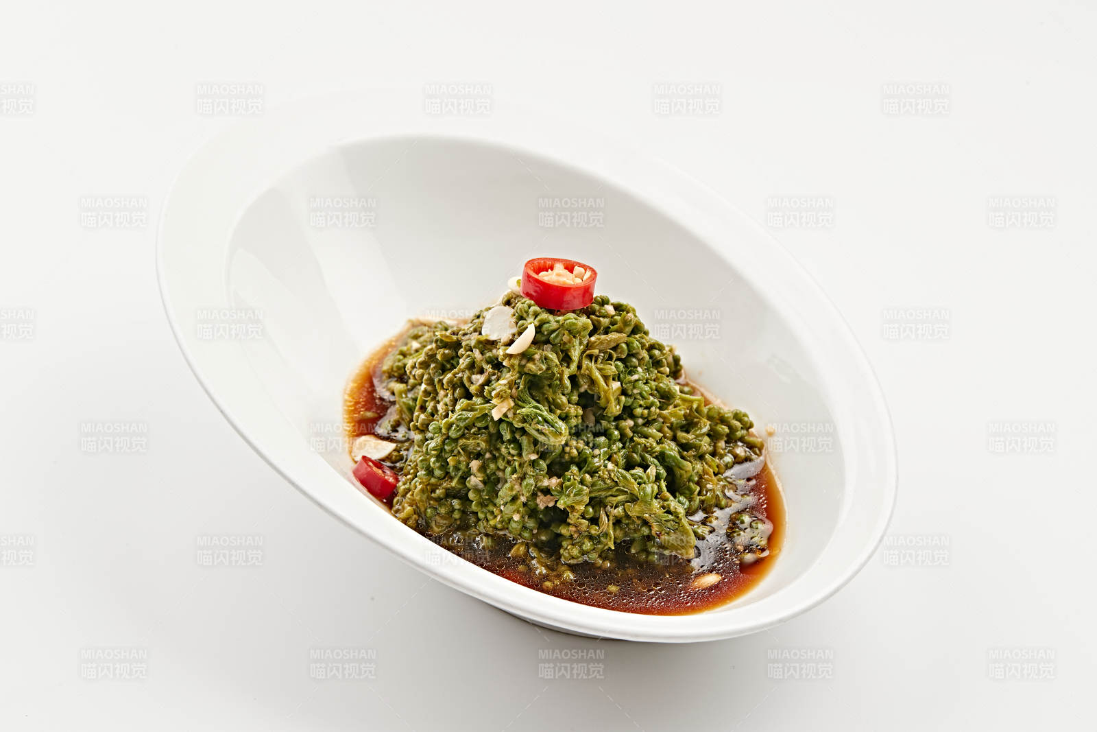 白色瓷盤裝的醋腌涼拌木瓜花