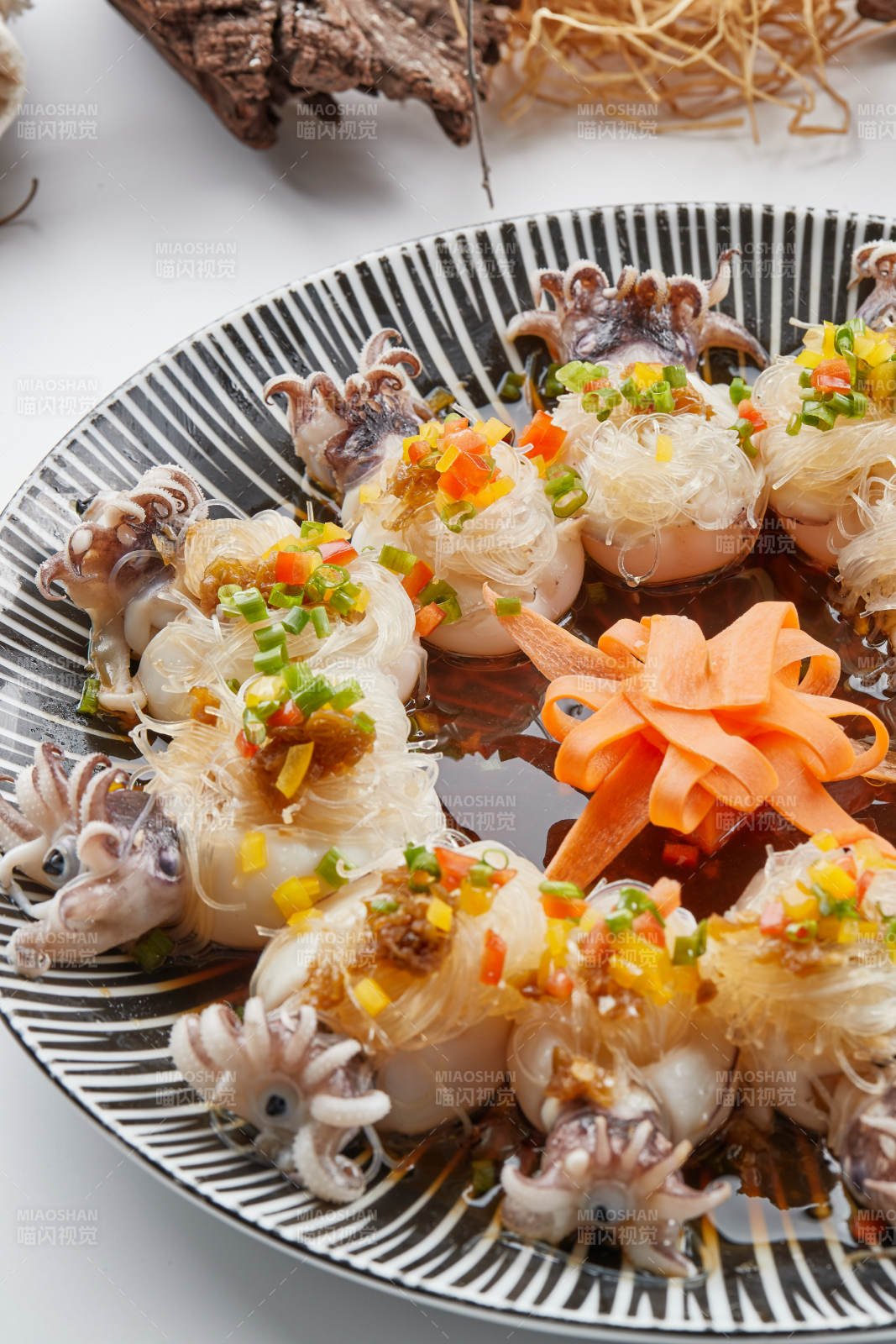 精美餐具装的蒜蓉粉丝蒸籽乌