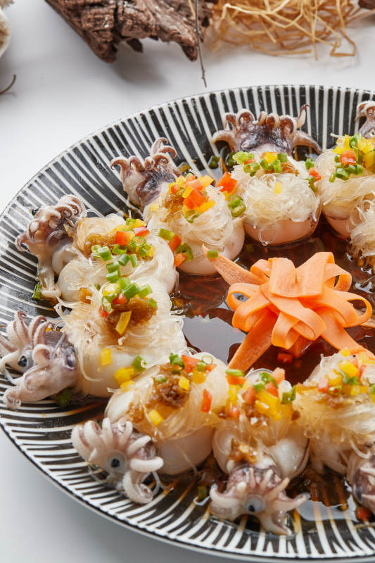 精美餐具装的蒜蓉粉丝蒸籽乌