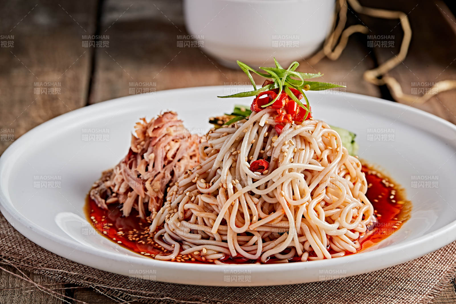 白色瓷盤裝紅油雞絲冷面
