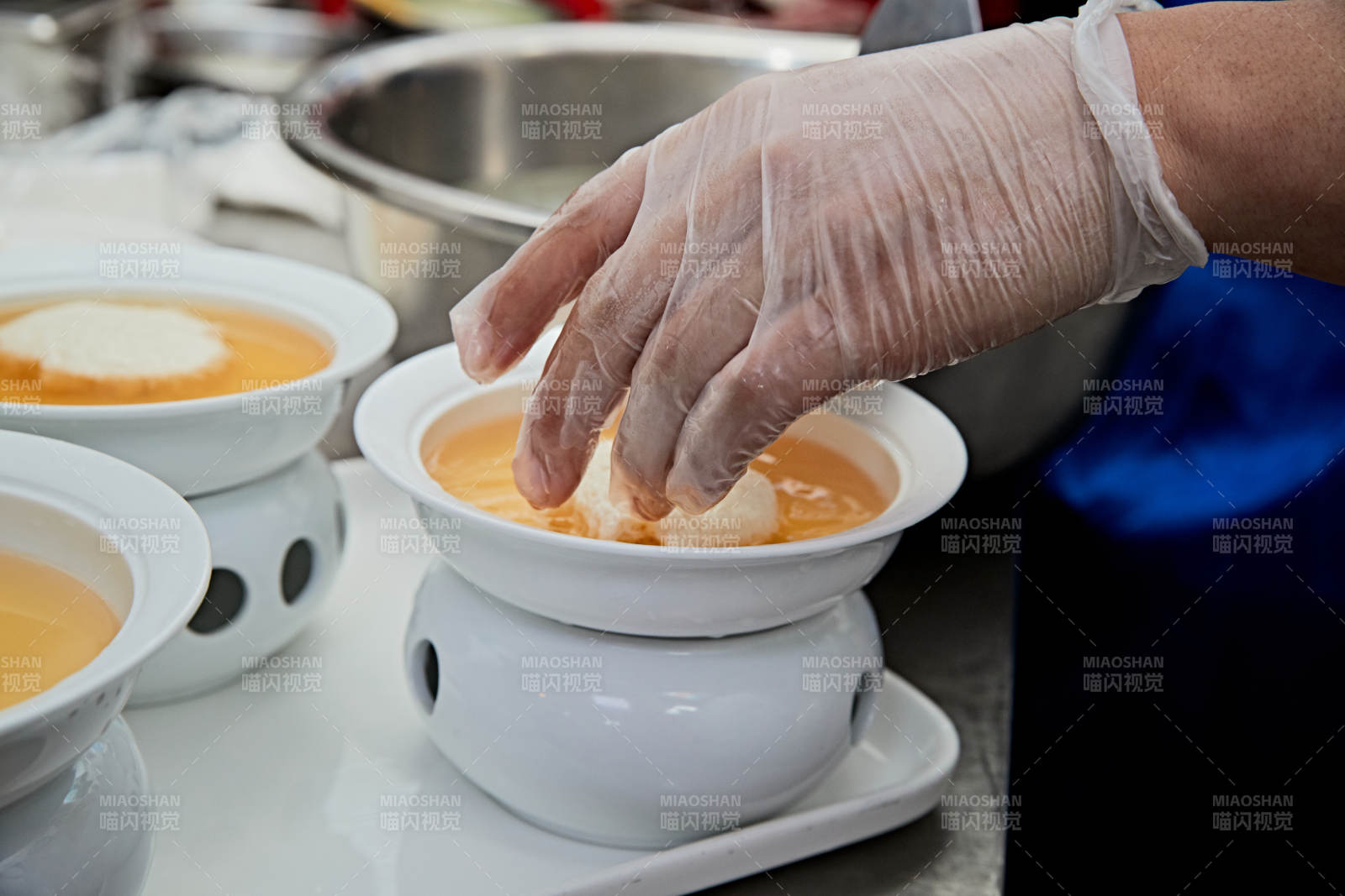 人與食物緊張忙碌的中餐廚房