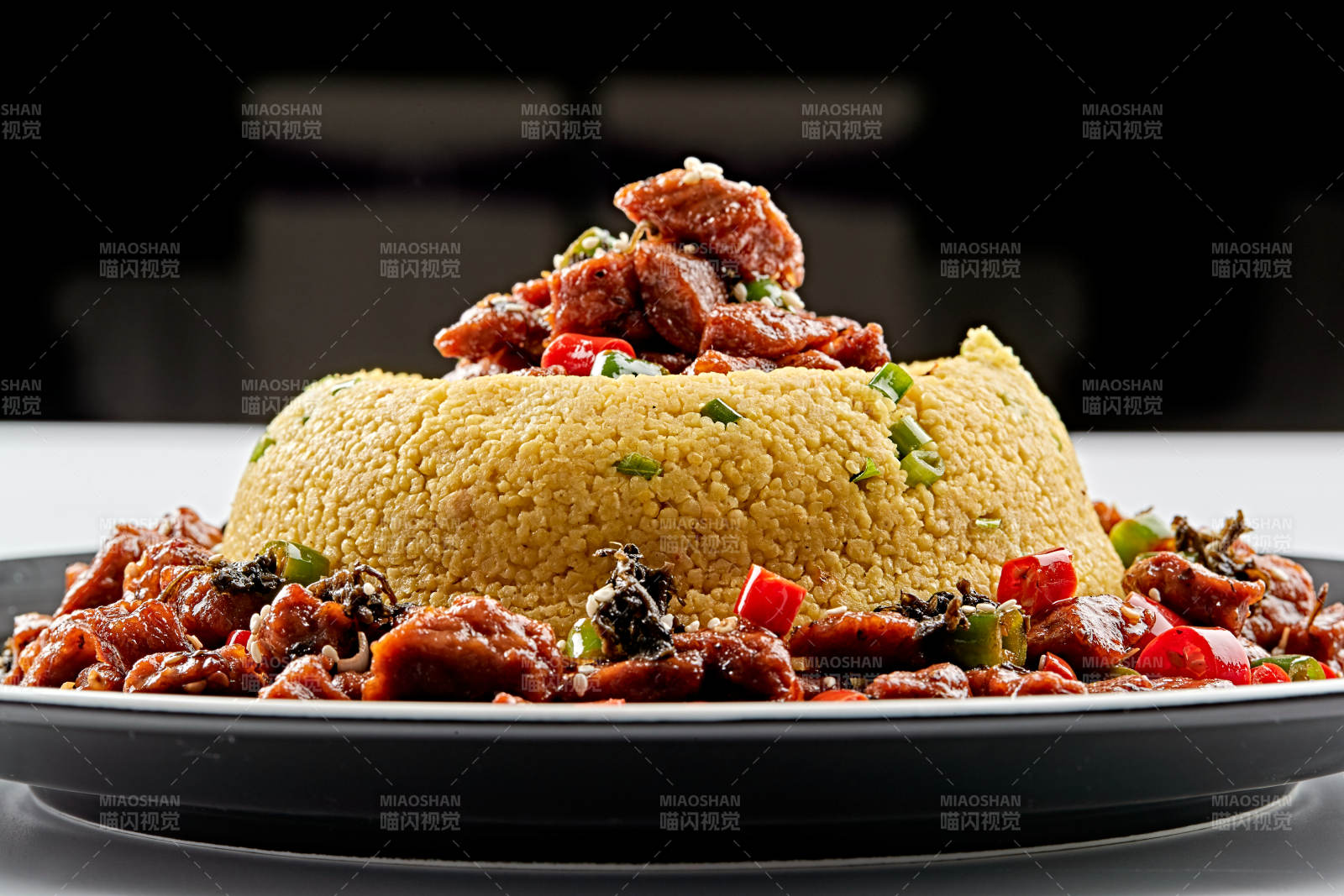 黑色磁盘装的金米辣味飘香牛仔粒