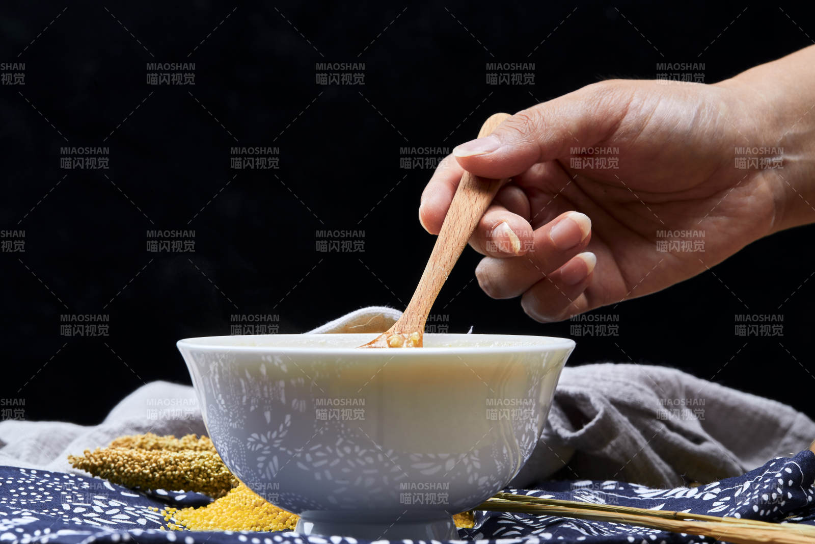 手持木勺?起的美味香濃小米粥