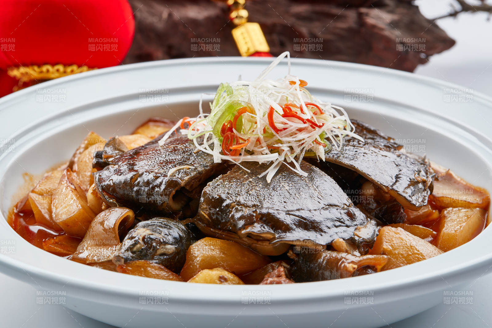 白色砂鍋裝的滋補(bǔ)蘿卜燉甲魚