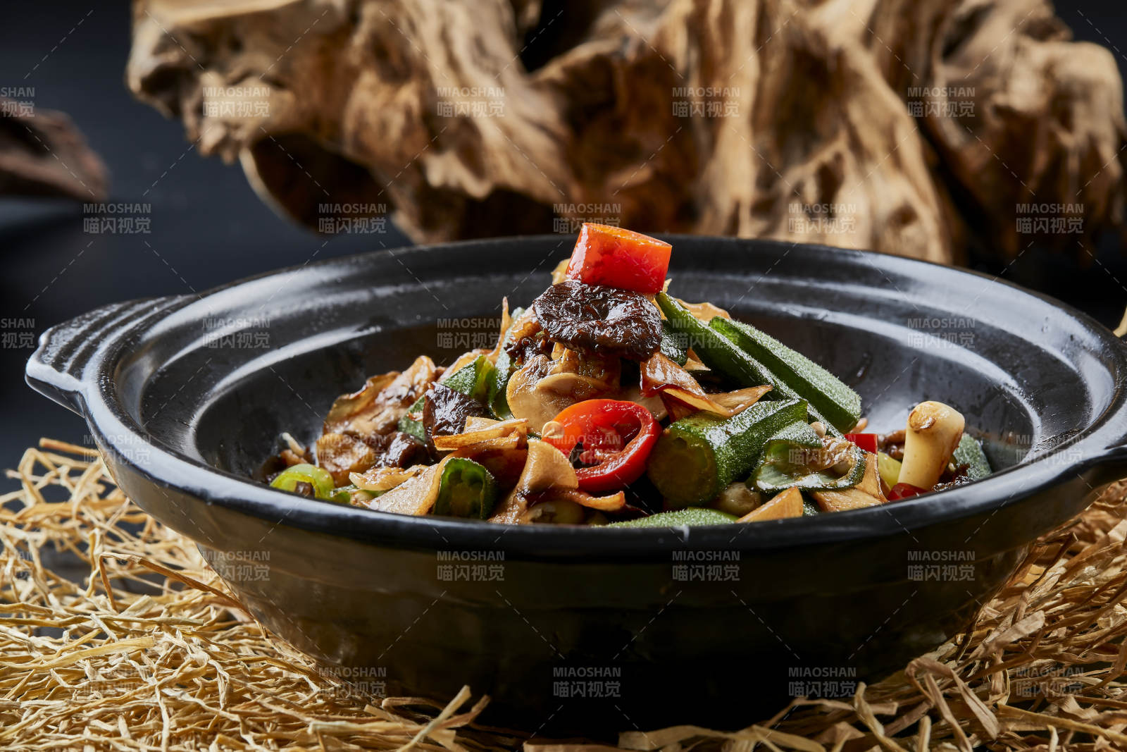 褐色砂锅装的酱包秋葵山珍菌