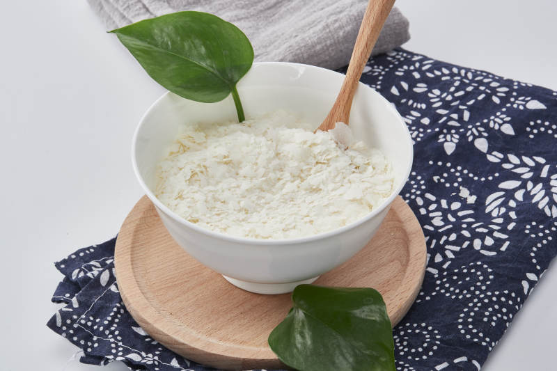 白色背景上的速食土豆泥顆粒