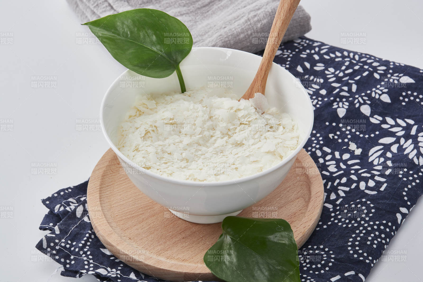 白色背景上的速食土豆泥颗粒