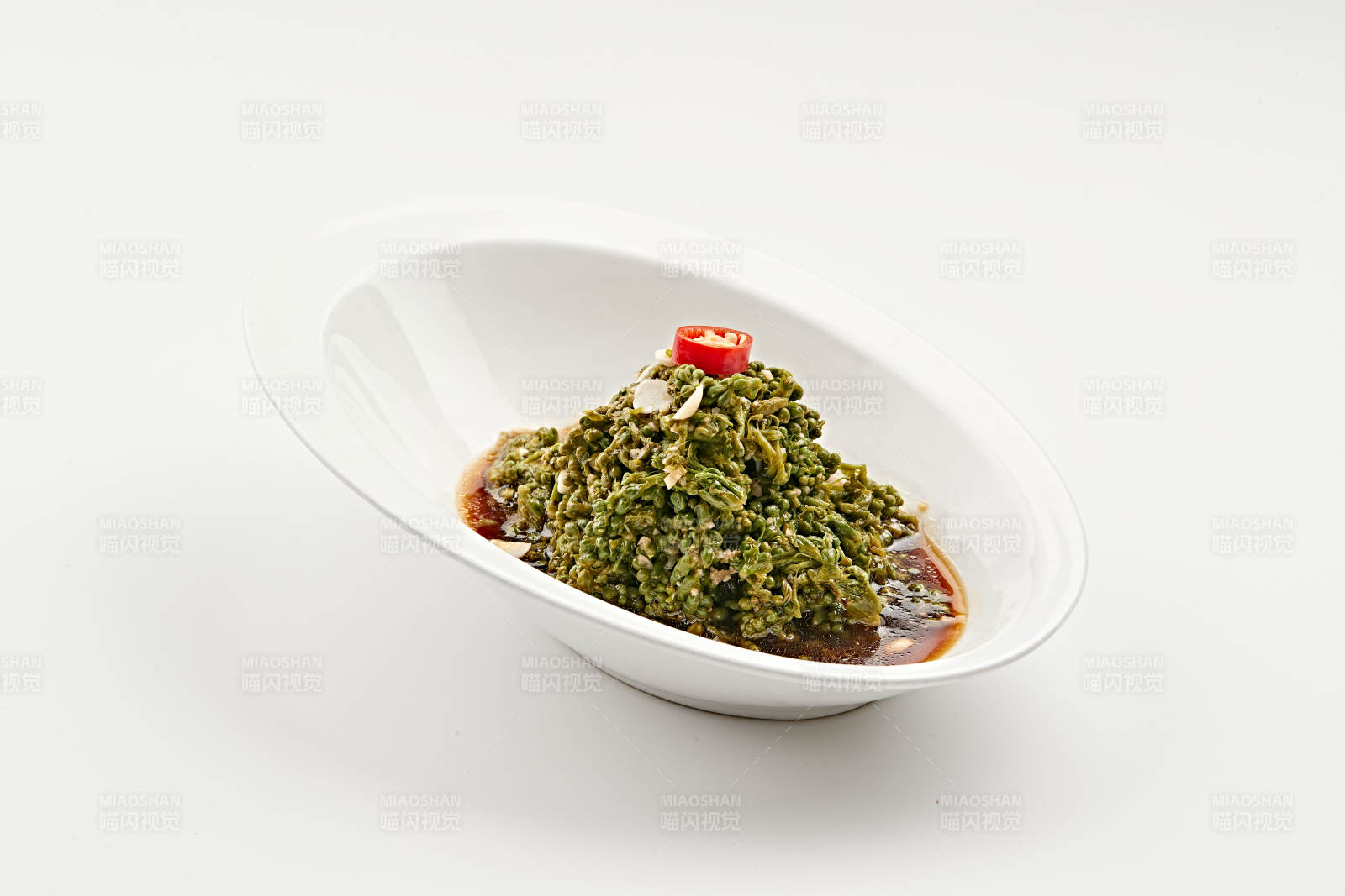 白色瓷盤裝的醋腌涼拌木瓜花