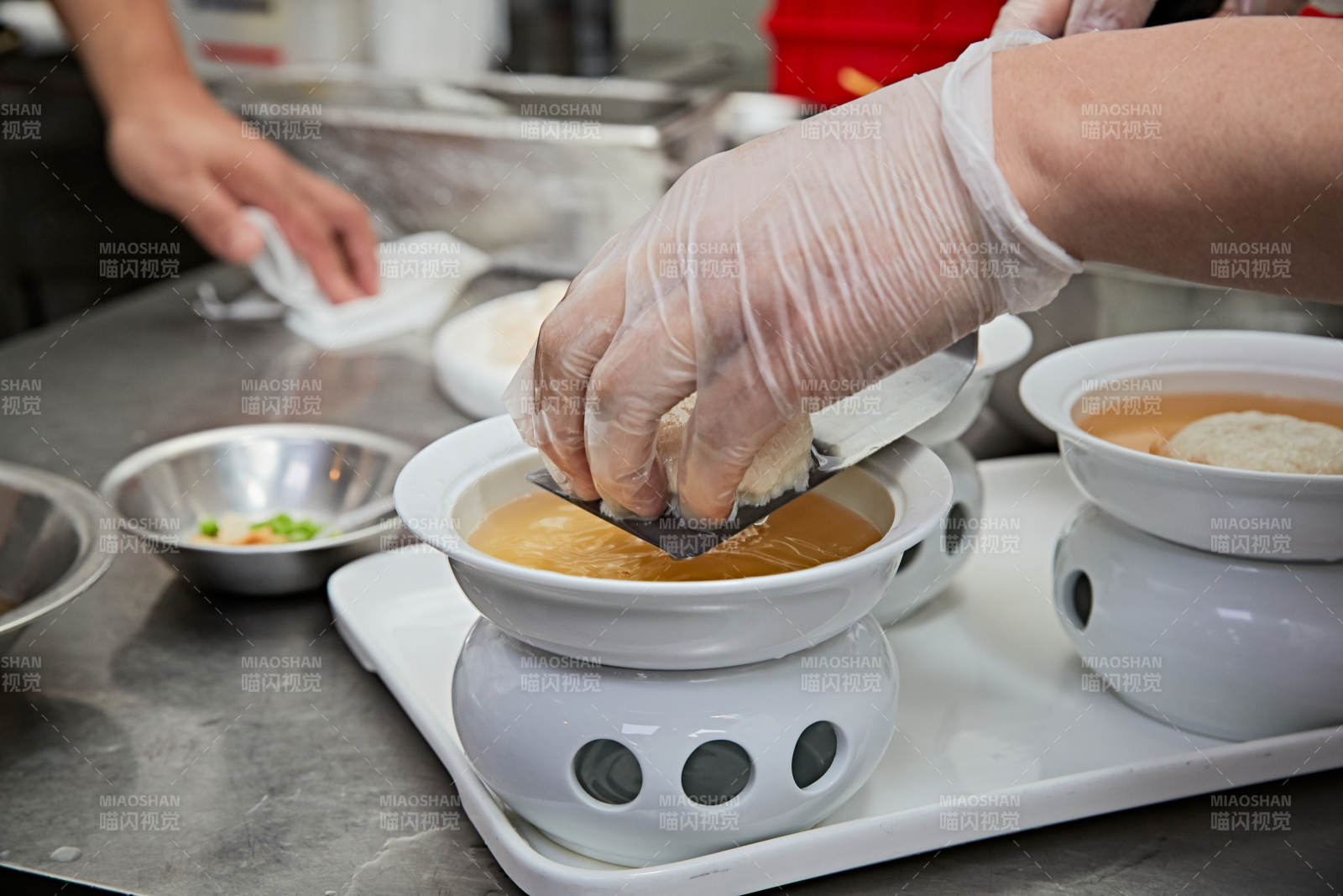 人與食物緊張忙碌的中餐廚房