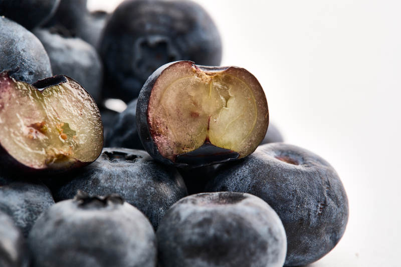 白色背景上摆放的水润新鲜蓝莓果