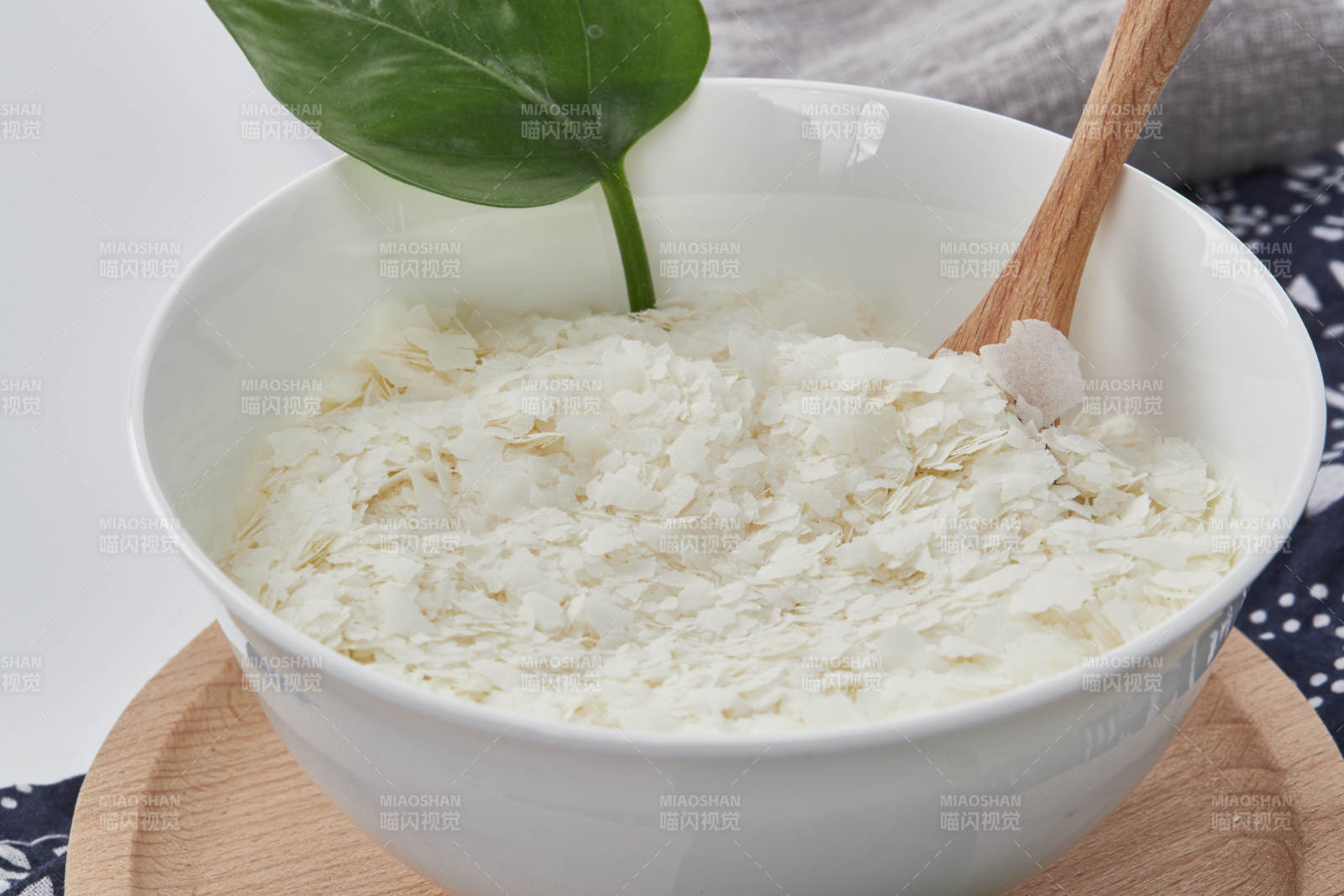 白色背景上的速食土豆泥顆粒