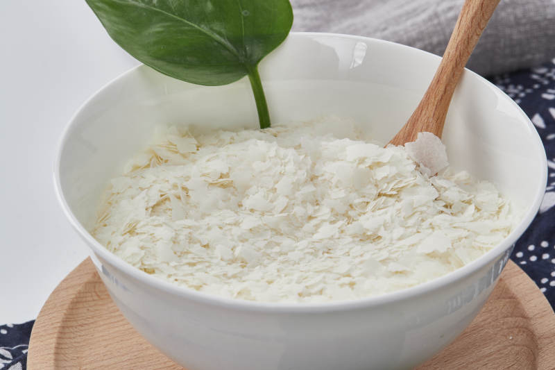 白色背景上的速食土豆泥顆粒