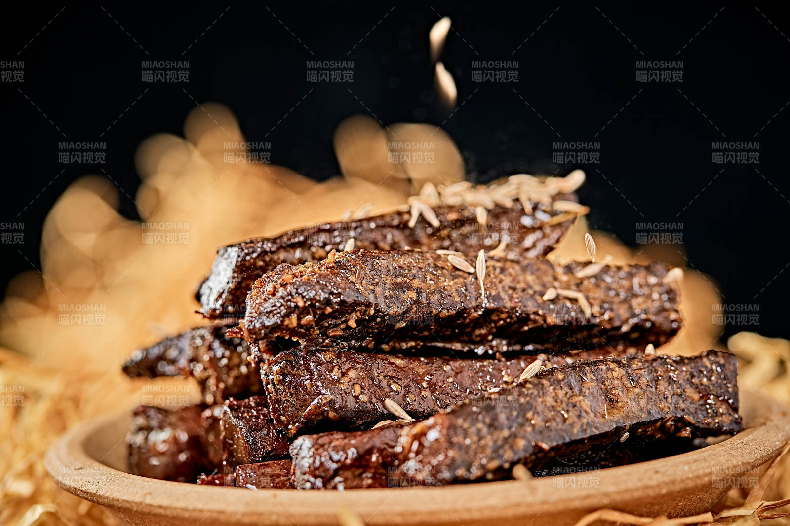 陶瓷餐具装摆的内蒙古特产牛肉干