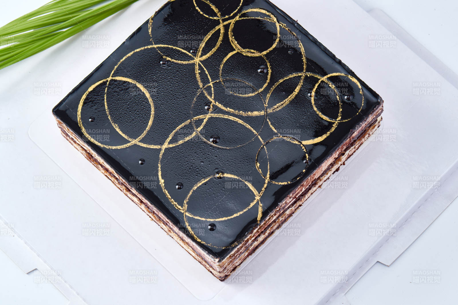 比利黑巧克力鲜奶慕斯杏仁蛋糕