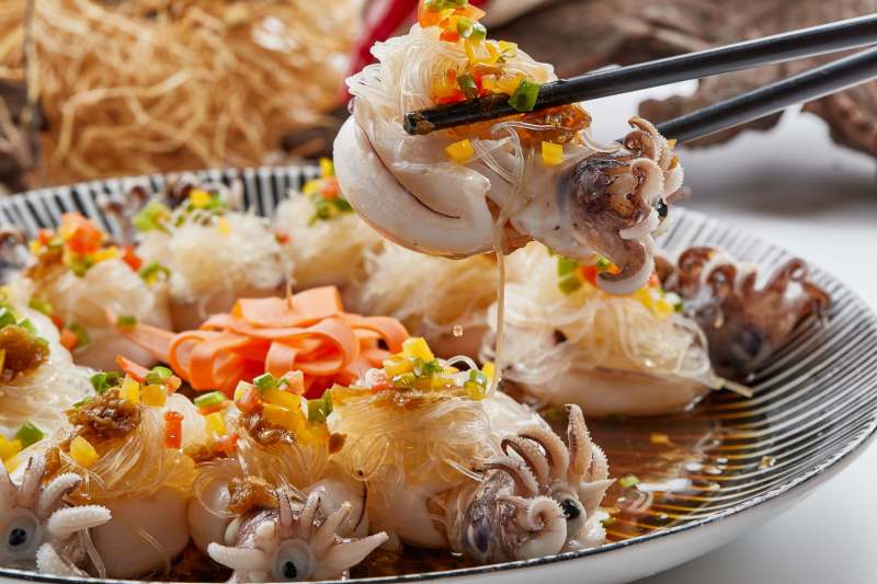 精美餐具装的蒜蓉粉丝蒸籽乌