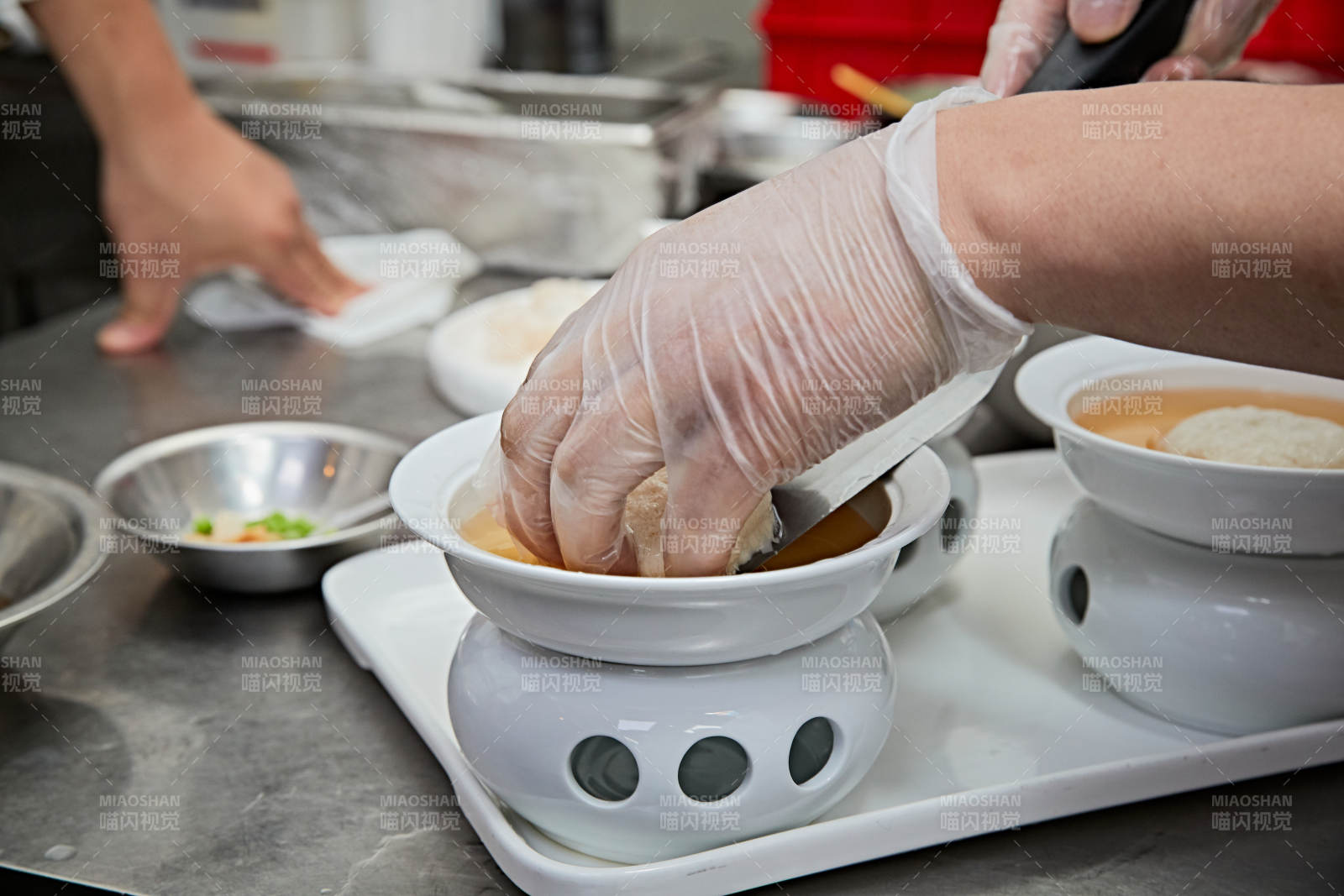 人與食物緊張忙碌的中餐廚房