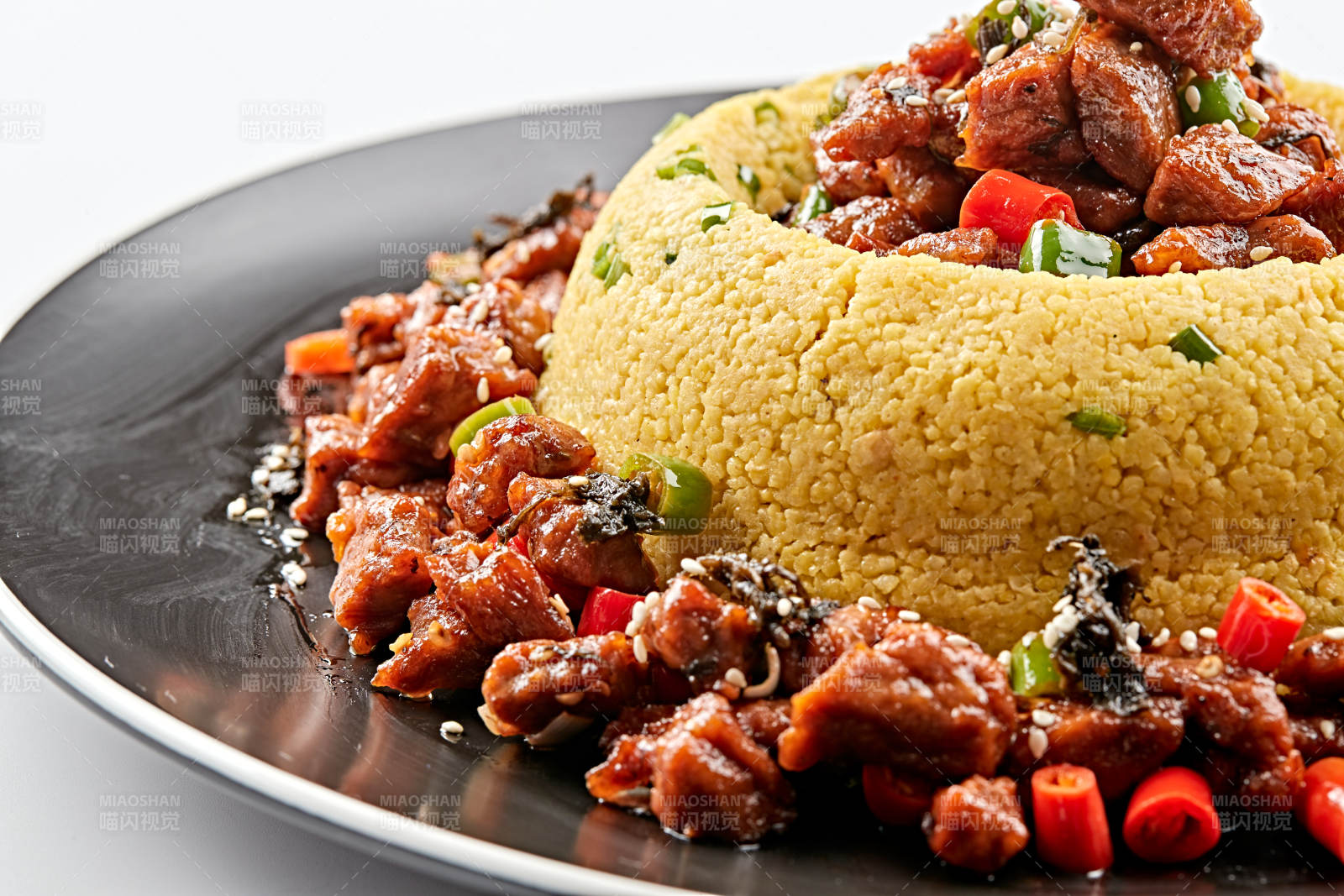 黑色磁盘装的金米辣味飘香牛仔粒