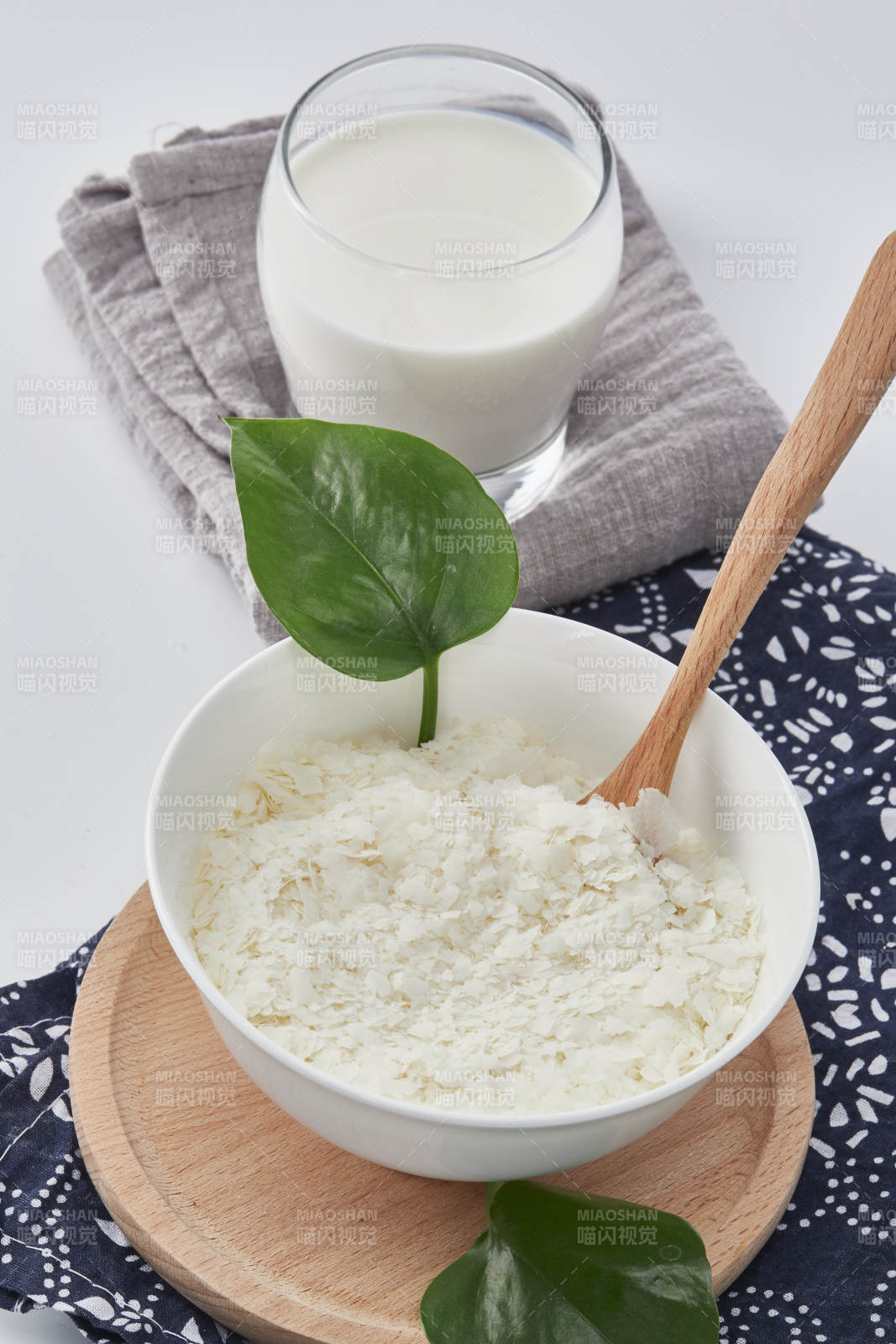 白色背景上的速食土豆泥顆粒