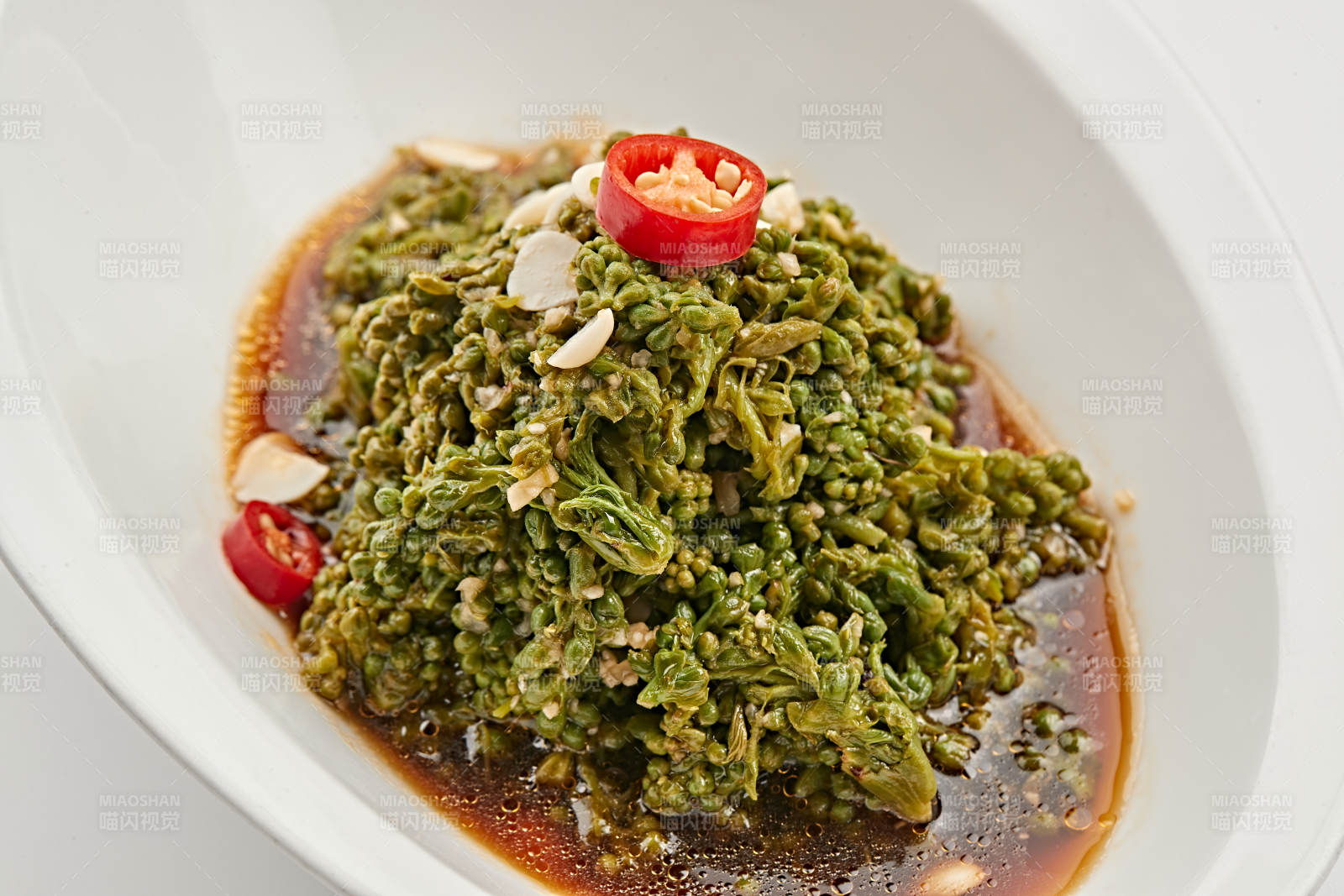 白色瓷盤裝的醋腌涼拌木瓜花