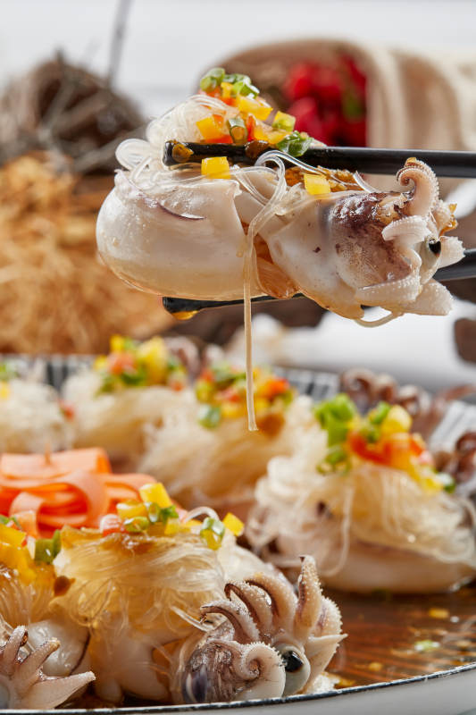 精美餐具装的蒜蓉粉丝蒸籽乌