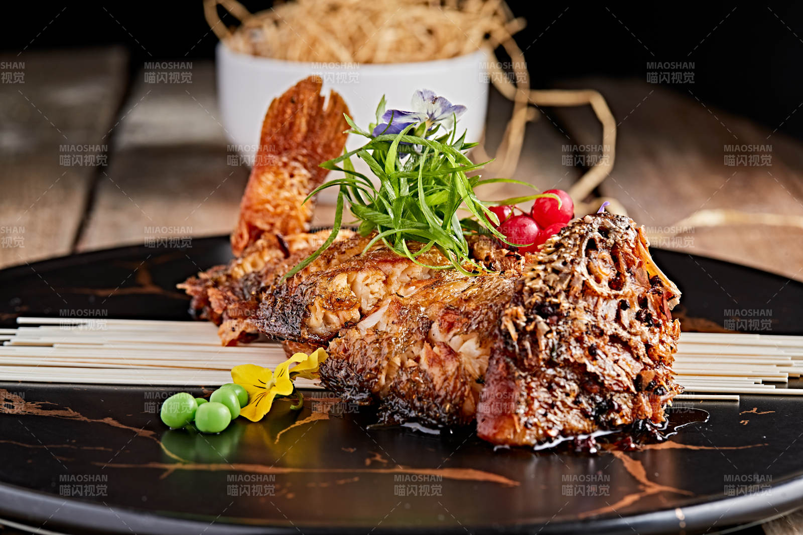 精美瓷餐具装的油炸糟醉鱼