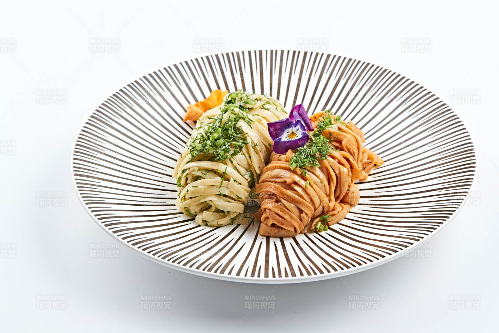 精美瓷餐具裝的雙味雙色蕎麥面