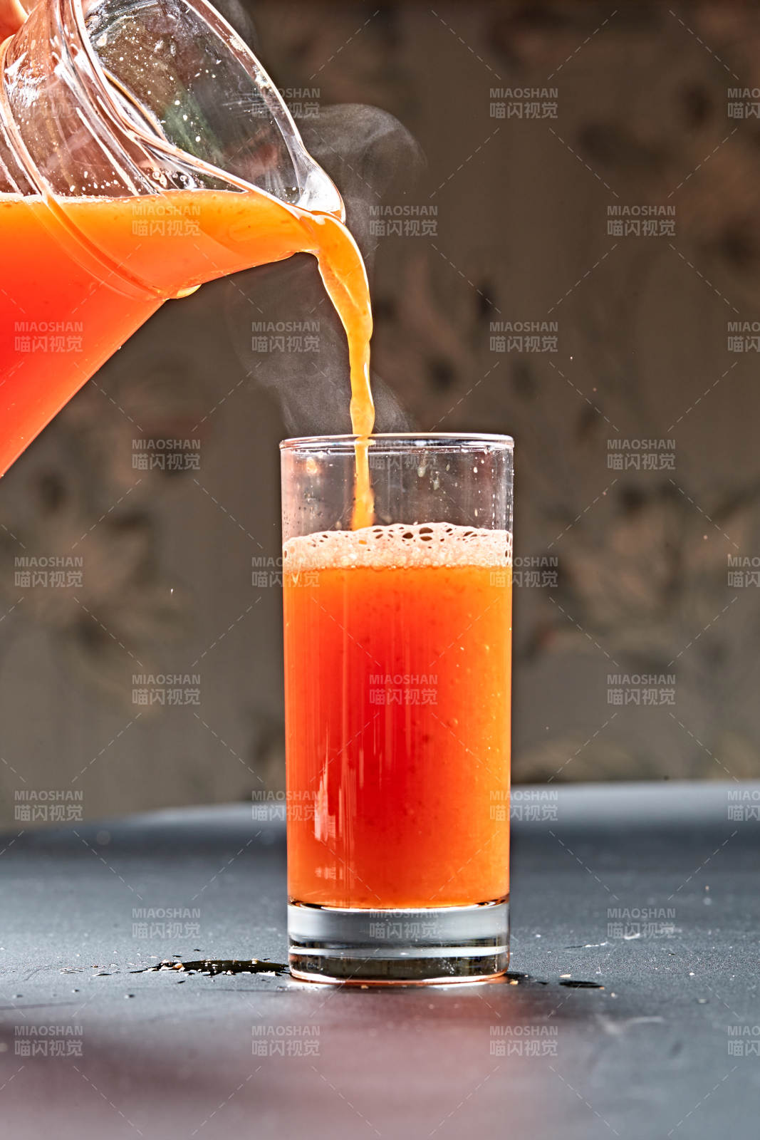 玻璃器皿装的鲜榨胡萝卜汁