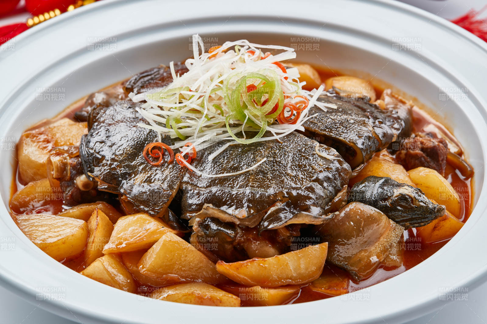 白色砂鍋裝的滋補蘿卜燉甲魚