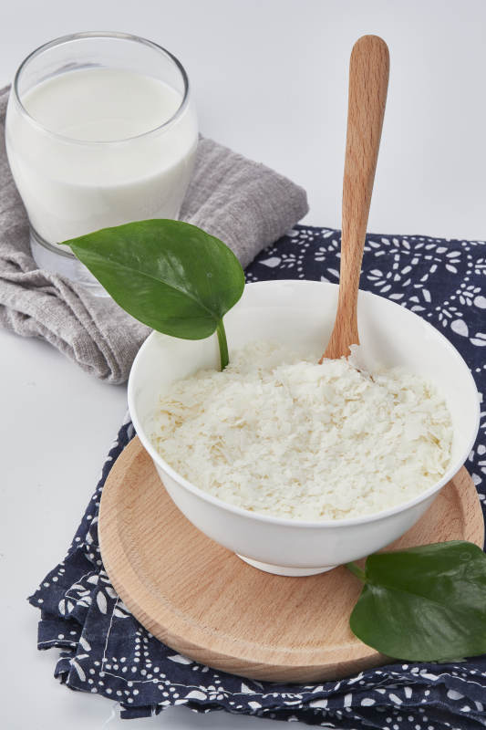 白色背景上的速食土豆泥顆粒