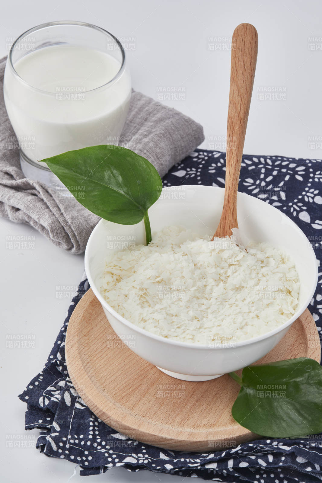 白色背景上的速食土豆泥颗粒