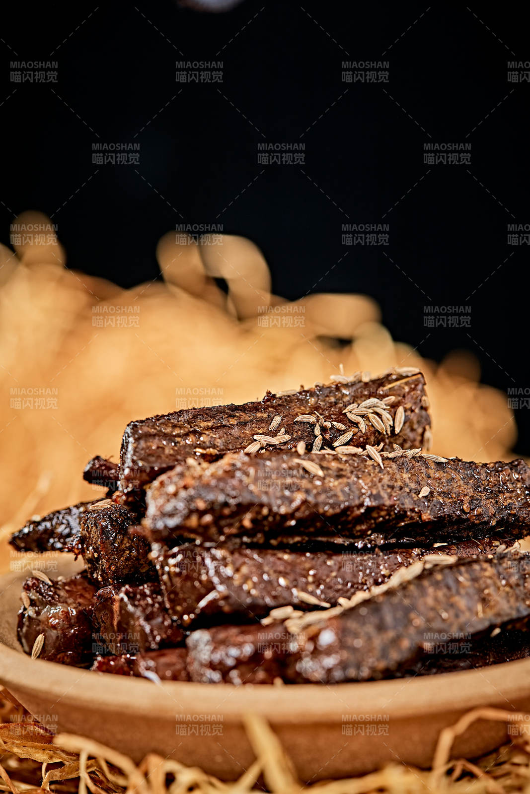 陶瓷餐具装摆的内蒙古特产牛肉干