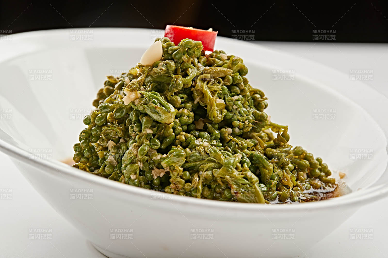 白色瓷盤裝的醋腌涼拌木瓜花