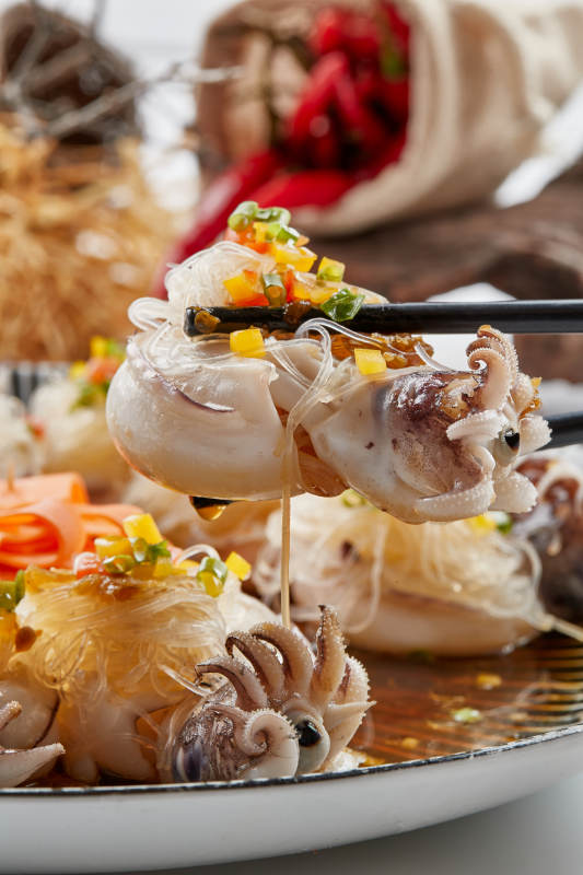 精美餐具装的蒜蓉粉丝蒸籽乌