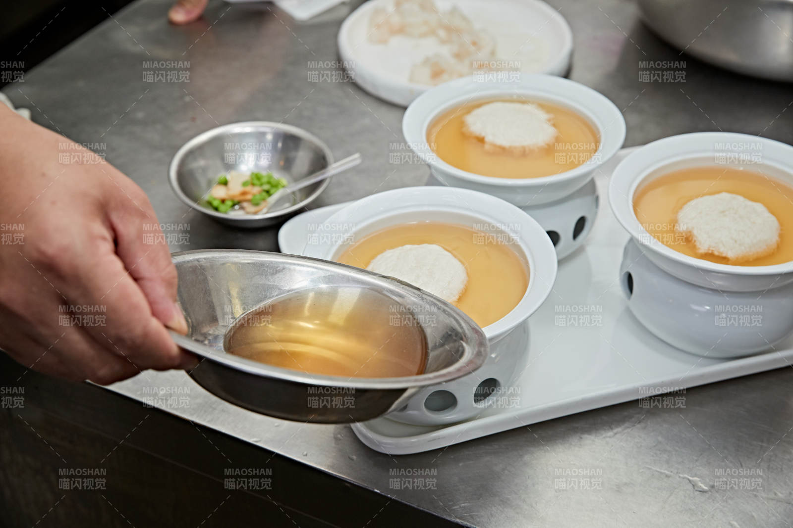 人與食物緊張忙碌的中餐廚房