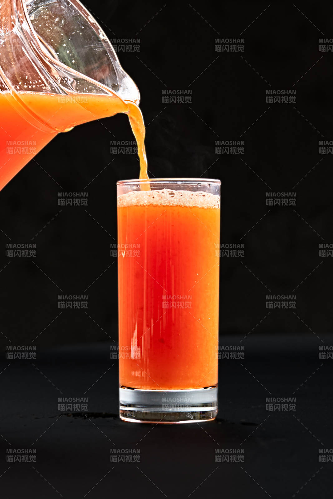 玻璃器皿装的鲜榨胡萝卜汁