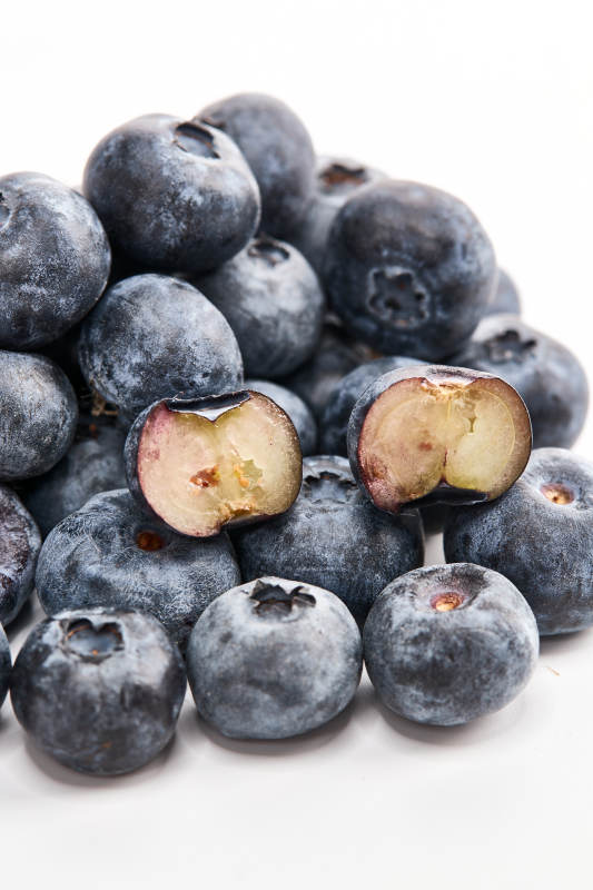 白色背景上摆放的水润新鲜蓝莓果