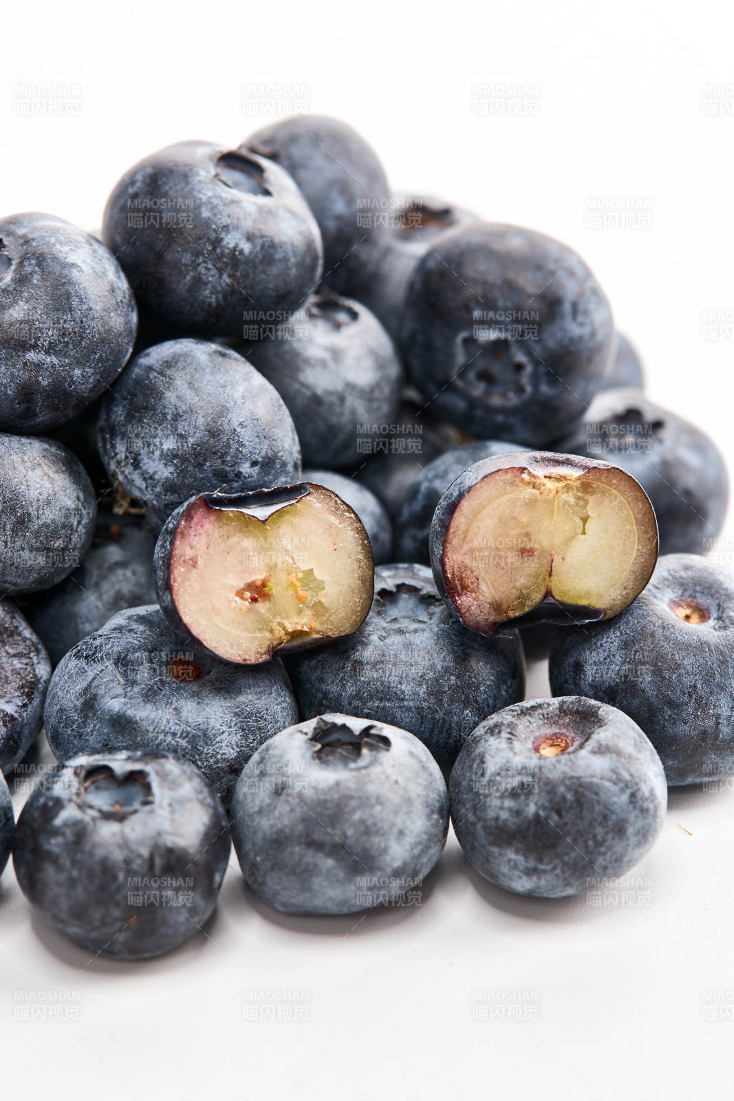 白色背景上摆放的水润新鲜蓝莓果