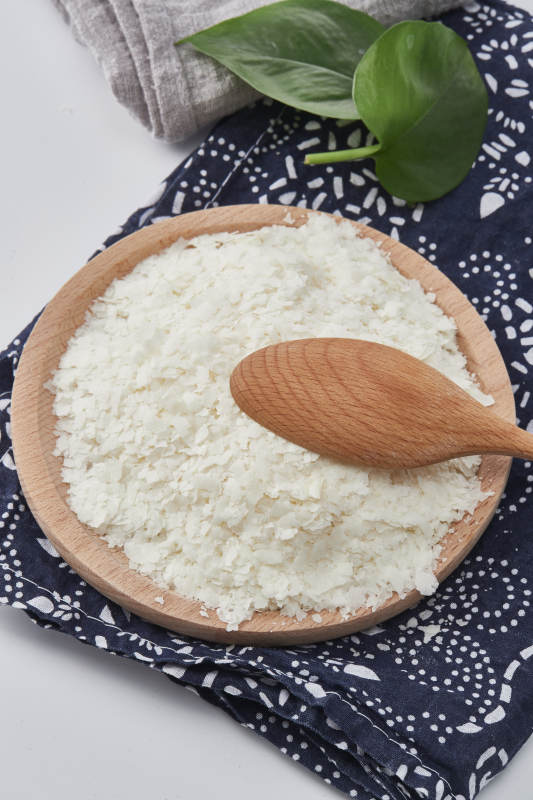 白色背景上的速食土豆泥顆粒